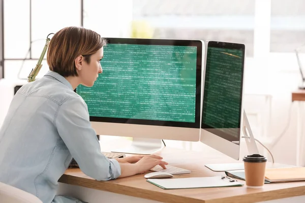 Kvinnlig Programmerare Som Använder Dator Kontoret — Stockfoto