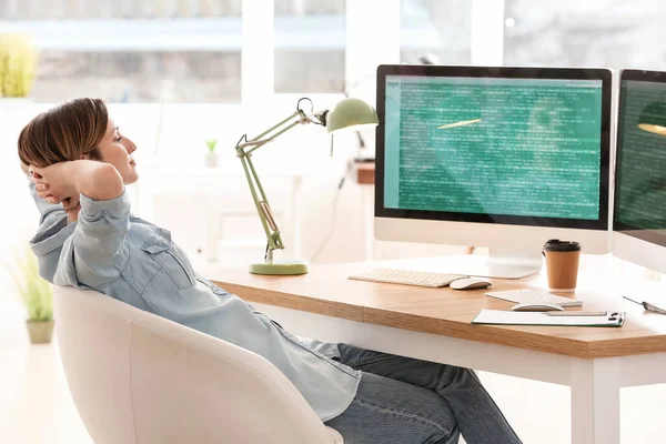 Programador Feminino Relaxando Escritório — Fotografia de Stock