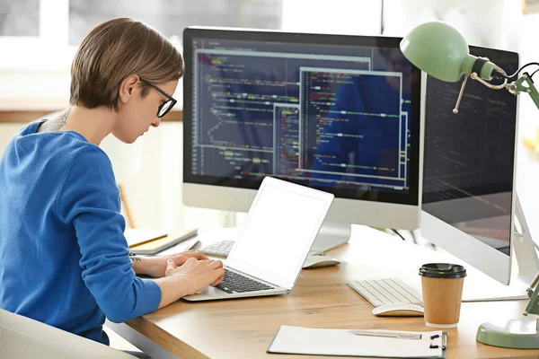 Жінка Програмістка Працює Ноутбуком Офісі — стокове фото