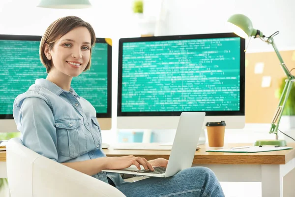 Programador Feminino Trabalhando Com Laptop Escritório — Fotografia de Stock