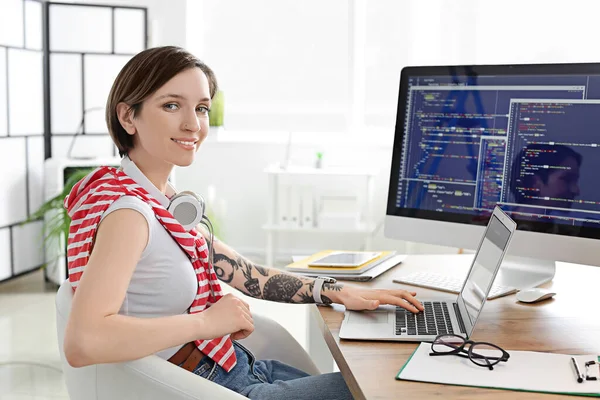 Programador Feminino Trabalhando Com Laptop Escritório — Fotografia de Stock