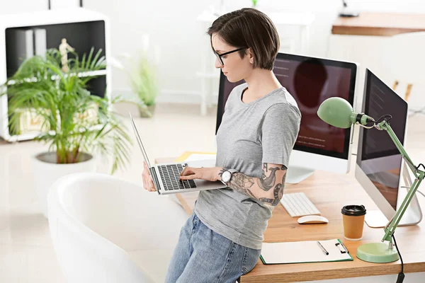 Female Programmer Working Laptop Office — Stock Photo, Image