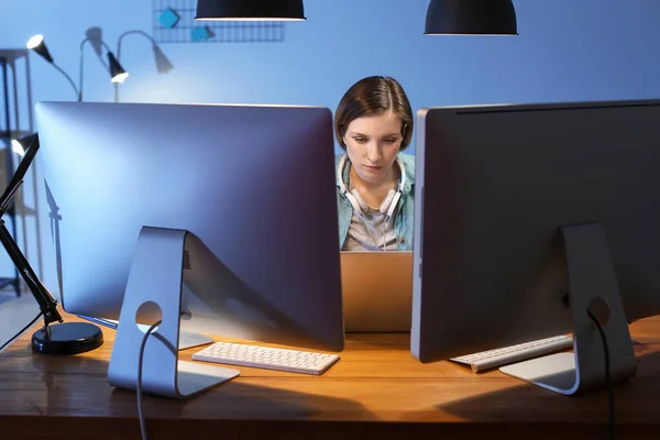 Programadora Femenina Trabajando Oficina Por Noche — Foto de Stock