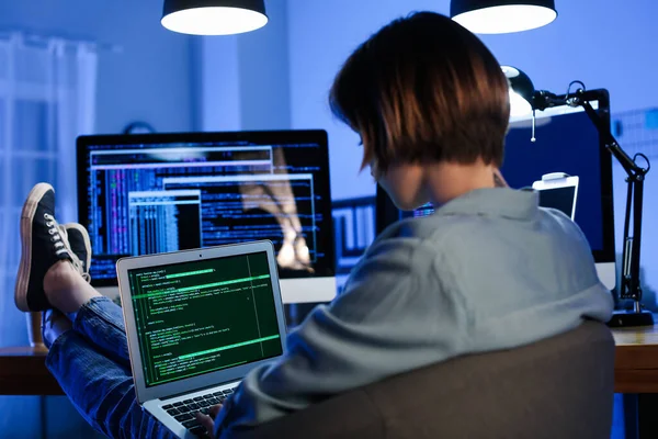 Geceleri ofiste çalışan kadın programcı.