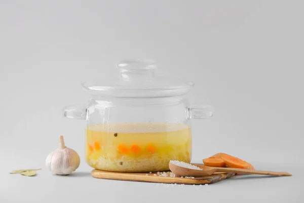 Elegante Olla Cocina Con Sopa Caliente Ingredientes Sobre Fondo Claro — Foto de Stock