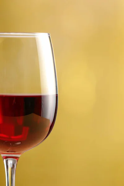 Gelas Anggur Merah Lezat Pada Latar Belakang Kabur Closeup — Stok Foto