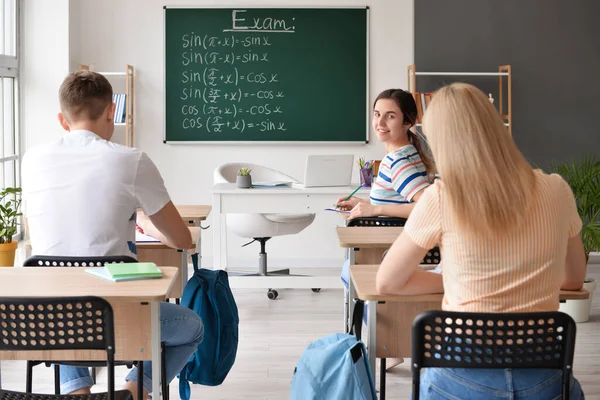 在学校通过考试的学生 — 图库照片