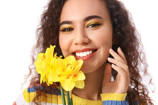 Vacker Ung Afroamerikansk Kvinna Med Narcissus Bukett Vit Bakgrund — Stockfoto