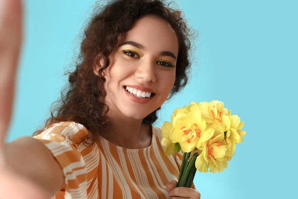 Vacker Ung Afroamerikansk Kvinna Med Narcissus Bukett Tar Selfie Färg — Stockfoto