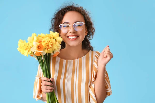 Vacker Ung Afroamerikansk Kvinna Med Narcissus Bukett Färg Bakgrund — Stockfoto