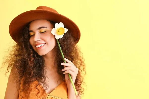 Vacker Ung Afroamerikansk Kvinna Med Narcissus Färg Bakgrund — Stockfoto
