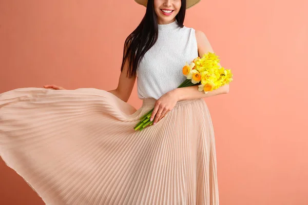 Hermosa Mujer Joven Con Ramo Narcisos Sobre Fondo Color —  Fotos de Stock