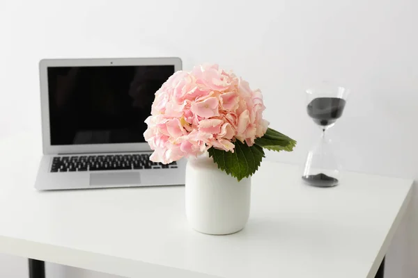 Jarrón Con Hermosas Flores Hortensias Portátil Moderno Reloj Arena Mesa — Foto de Stock