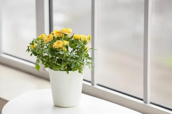 窓の近くのテーブルの上に美しい黄色のバラ — ストック写真