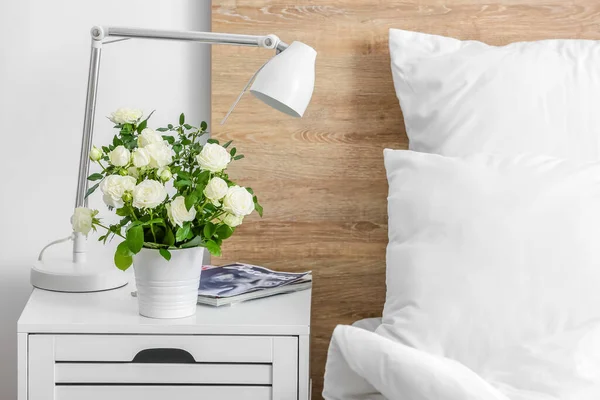 Beautiful White Rose Pot Table Bedroom — Stock Photo, Image