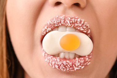 Yaratıcı makyajı ve tatlı şekeri olan güzel genç bir kadın. Yakın plan.