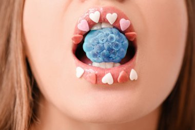 Yaratıcı makyajı ve şekeri olan genç ve güzel bir kadın.