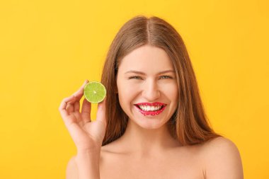 Yaratıcı makyajı ve renkli limonu olan güzel bir kadın.