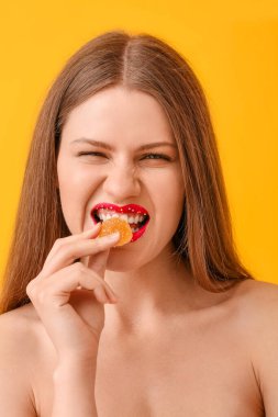 Yaratıcı makyajı ve renkli şekeri olan güzel bir genç kadın.