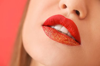 Yaratıcı makyajlı güzel bir genç kadın, yakın plan.