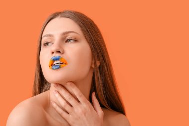 Renkli makyajlı güzel bir genç kadın.