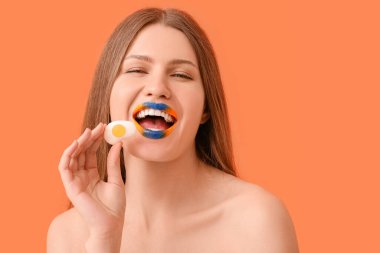 Yaratıcı makyajı ve renkli şekeri olan güzel bir genç kadın.