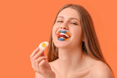 Yaratıcı makyajı ve renkli şekeri olan güzel bir genç kadın.