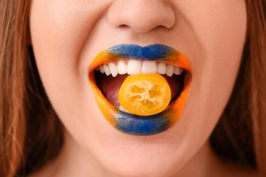 Yaratıcı makyajlı ve kimyonlu güzel bir genç kadın. Yakın plan.