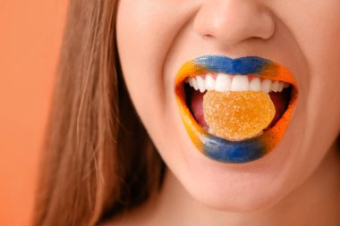 Yaratıcı makyajı ve şekeri olan genç ve güzel bir kadın.