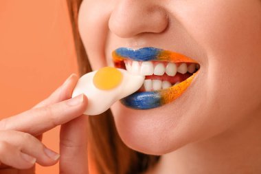 Yaratıcı makyajı ve şekeri olan genç ve güzel bir kadın.