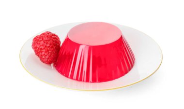 Beyaz arka planda lezzetli ahududu reçeli tabağı