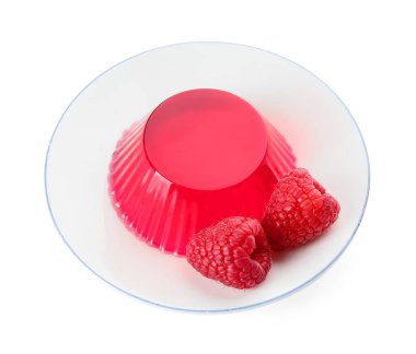 Beyaz arka planda lezzetli ahududu reçeli tabağı