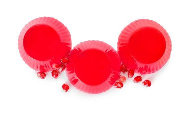 Beyaz arka planda lezzetli nar reçeli