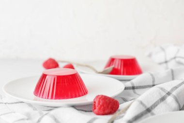 Hafif arka planda lezzetli ahududu reçeli tabağı