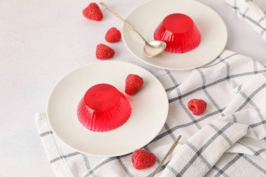 Hafif arka planda lezzetli ahududu reçelli tabaklar