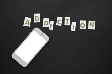 Koyu arkaplanda cep telefonu ve kelime adresleri