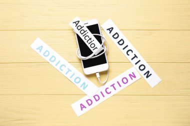 Ahşap arka planda kelime adresli cep telefonu ve kağıtlar