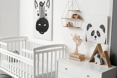 Rahat yatağı olan şık bir çocuk odası.