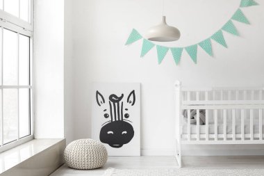 Rahat yatağı olan şık bir çocuk odası.