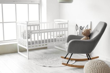 Modern koltuklu şık bir çocuk odası.