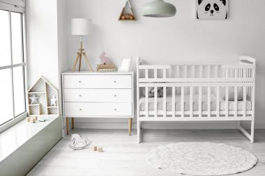 Rahat yatağı olan şık bir çocuk odası.