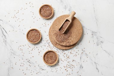 Beyaz arkaplanda keten tohumlu kompozisyon