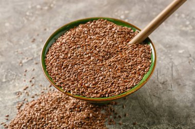 Grunge arka planında keten tohumu olan bir kase