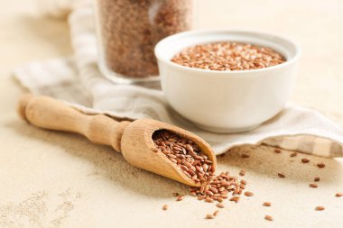 Hafif arka planda keten tohumları ile kepçe, yakın plan