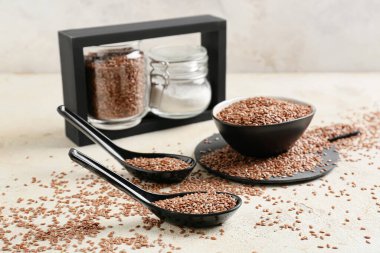 Hafif arkaplanda keten tohumları olan kompozisyon