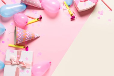Renk arkaplanında hava balonları olan şenlik kompozisyonu