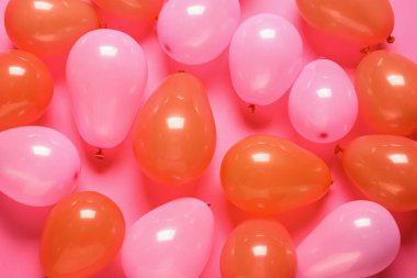 Renkli arka planda neşeli hava balonları