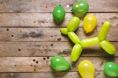 Ahşap zemin üzerinde hava balonları olan şenlikli kompozisyon