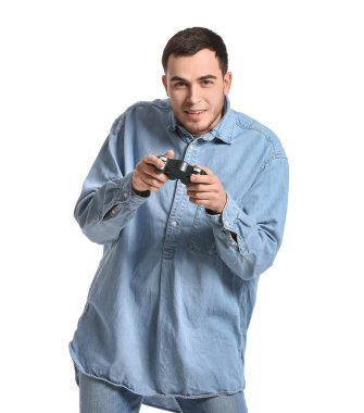 Beyaz arka planda video oyunu oynayan yakışıklı genç adam