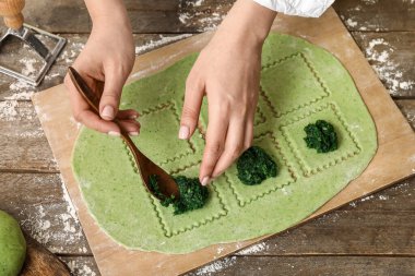 Kadın aşçı masada lezzetli ravioli yapıyor, yakın plan.